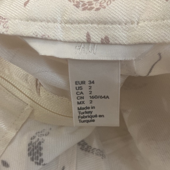 Women’s H&M shorts. Ivory and brown.  Size 2 - Picture 4 of 7